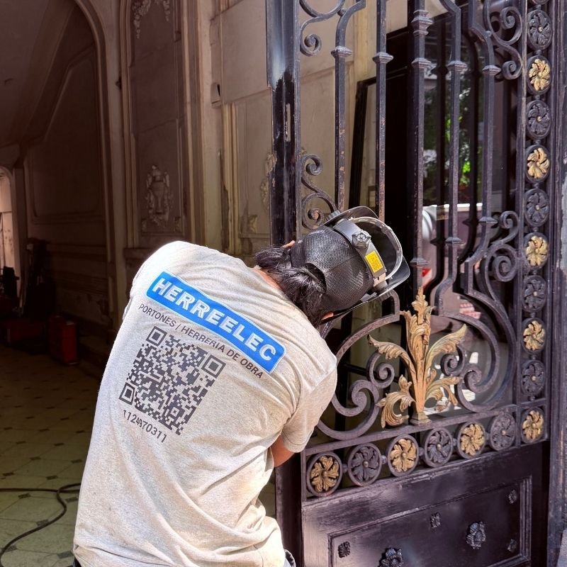 Al cerrar rebota y queda abierta — Ajuste de cierre en portón pivotante de hierro forjado. Restauración general de un portón pivotante de doble hoja, trabajado en hierro forjado. Se realizó el ajuste de cierre de la cerradura para optimizar su funcionamiento. Trabajo realizado por HERREELEC.
